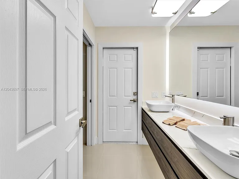 639 Verona Pl — Photo 49
