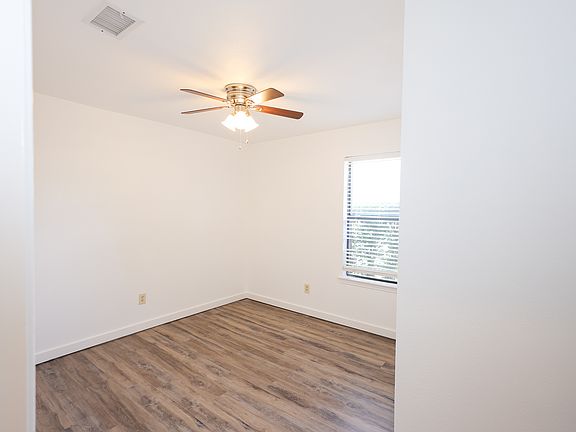 4th image of 1106 Meadow Run Dr