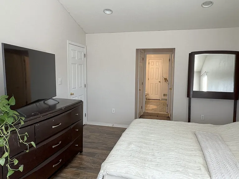 301 Park Knl — Photo 21
