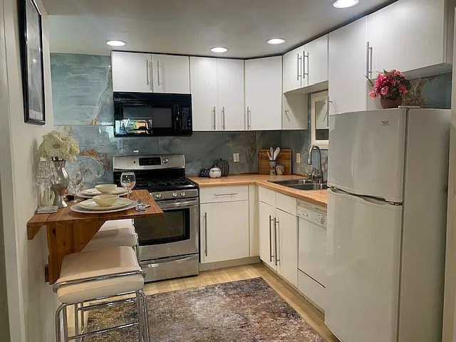 2 bed, 700 sqft, $2,100 — Photo 3