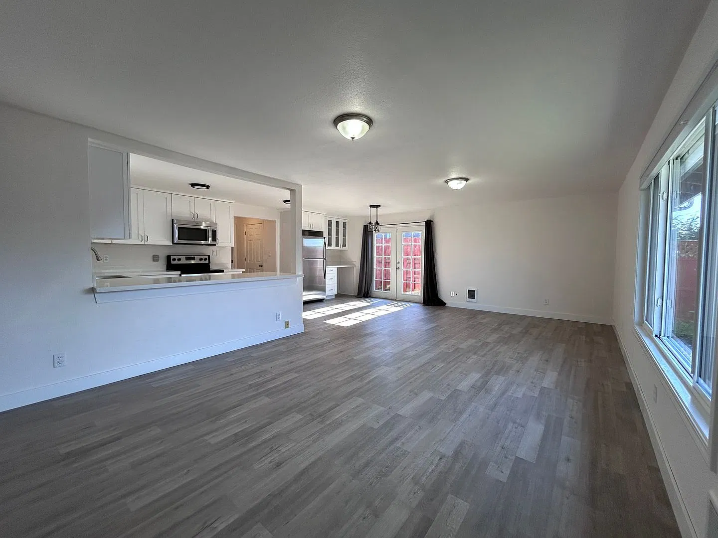 3 Bed, 2 Bath Home with Large Fenced Yard — Photo 4