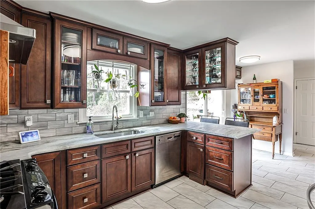 5 bed, 3.5 bath, 3100 sqft, $4,500 — Photo 3