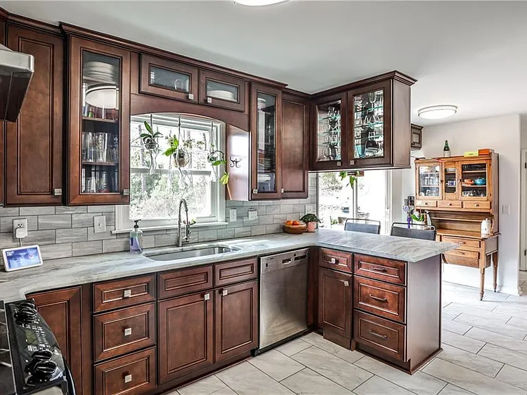 800 Glenairy Dr — Photo 3