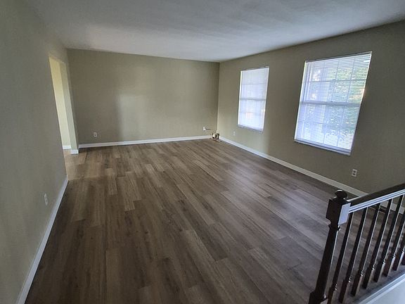 5th image of 285 Bernard Dr