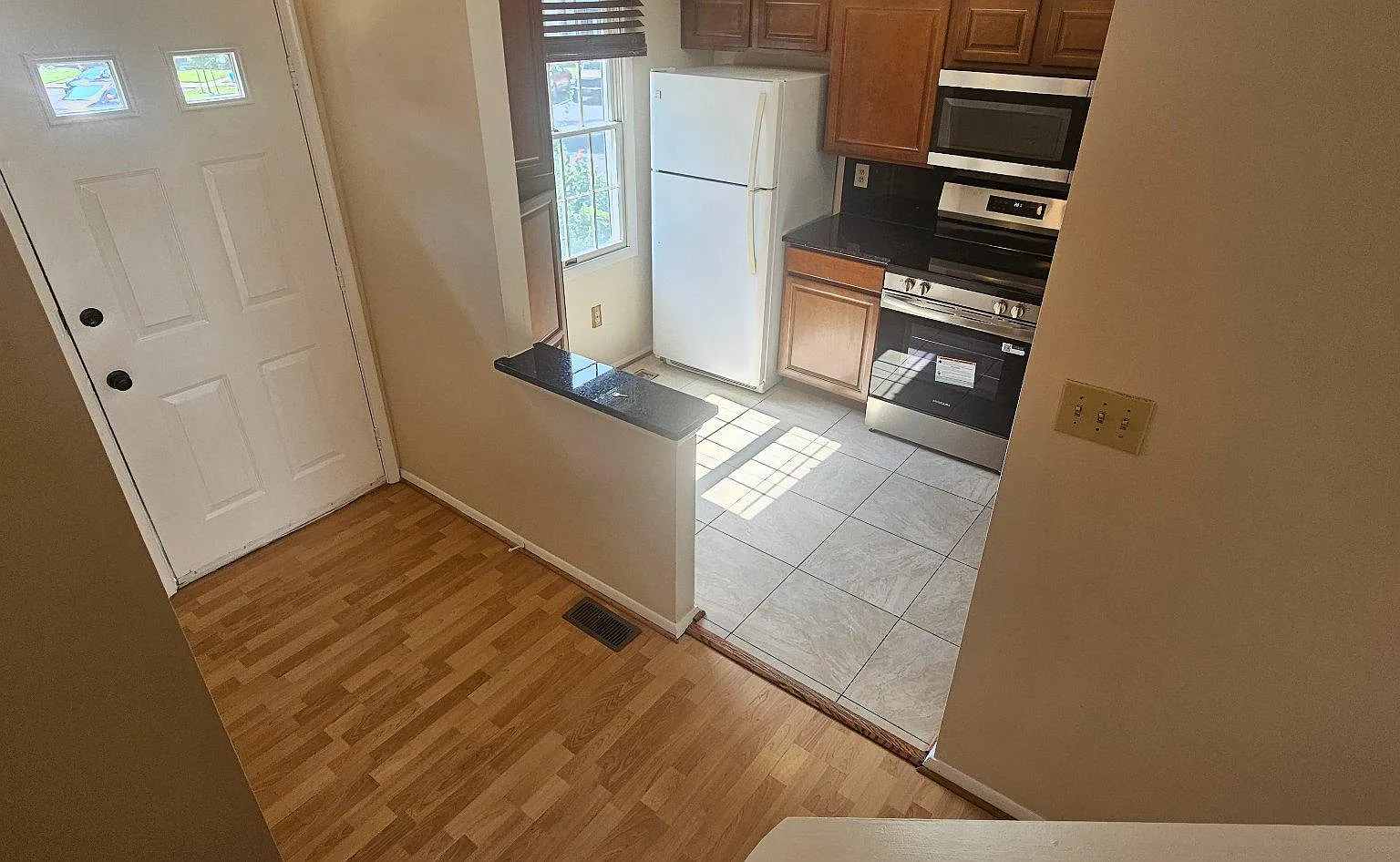 2 bed, 2.0 bath, 930 sqft, $2,150 — Photo 2