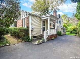 98 Glenwood Rd, Glenwood Landing, NY 11547