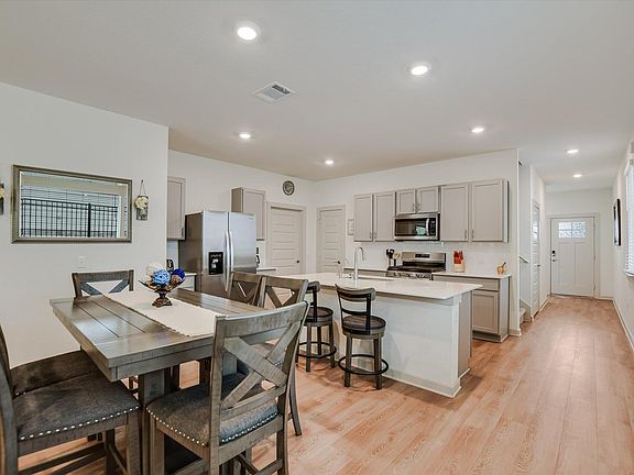 4th image of 105 Merrick Rd