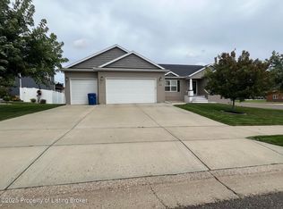 2418 Prairie Oak Dr, Dickinson, ND 58601
