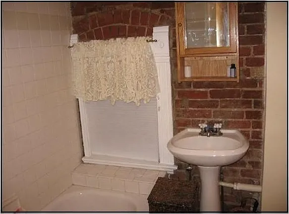 Main floor bath with tub/shower