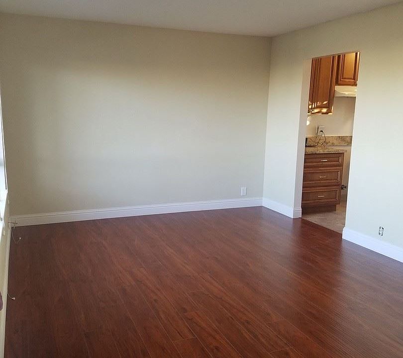 1st image of 161 Oak Ave APT 6