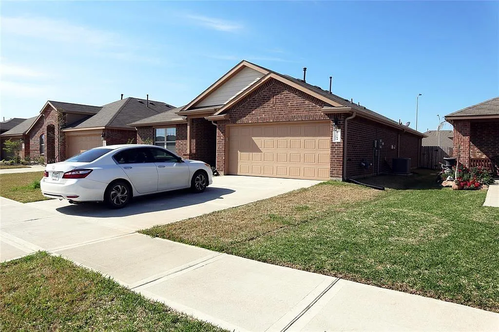 3 bed, 2.0 bath, 1701 sqft, $1,975 — Photo 2