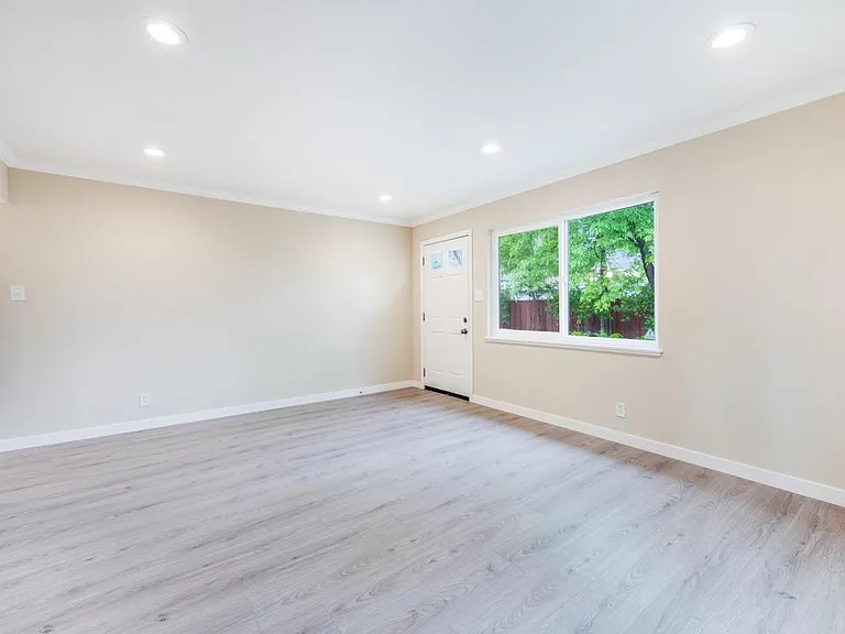 1382 Valota Rd — Photo 1
