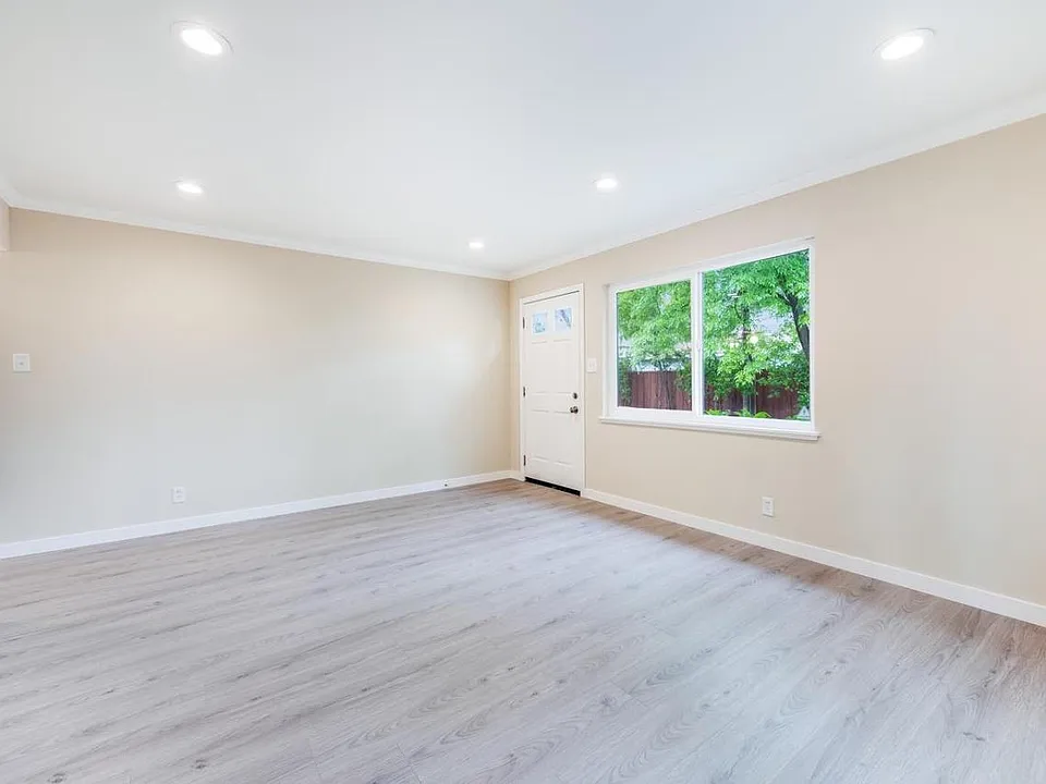 1380 Valota Rd