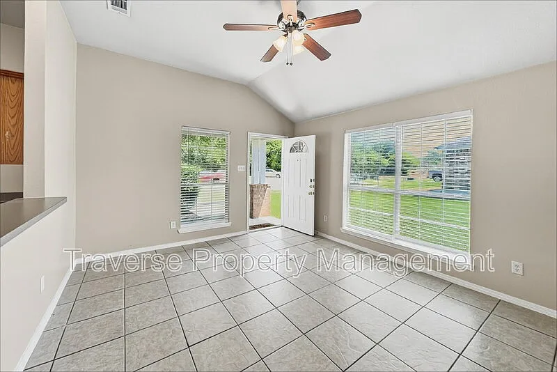 3 bed, 2.0 bath, 1055 sqft, $1,495 — Photo 4