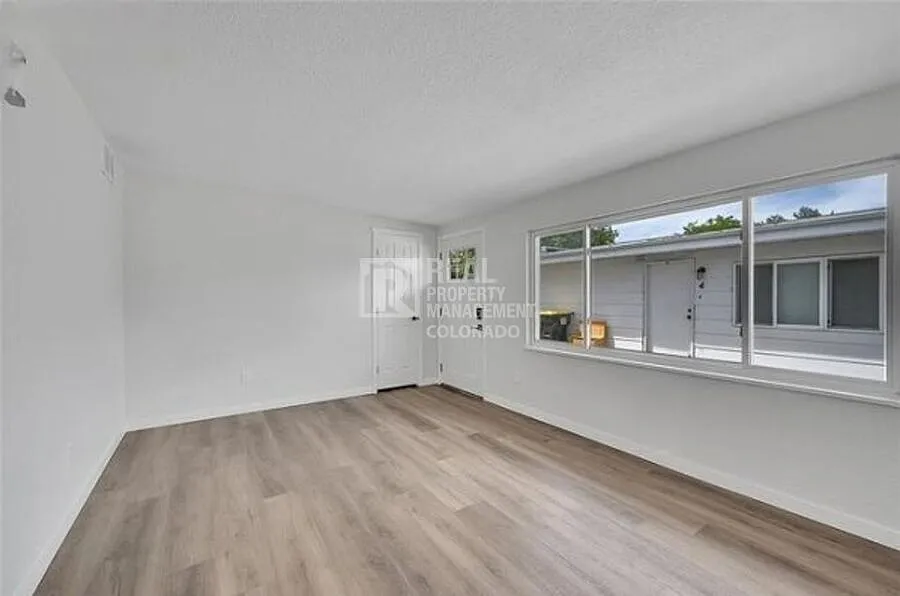 Beautifully Remodeled 2 Bedroom Near Downtown Colorado Springs! — Photo 3