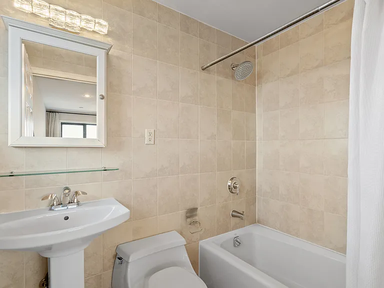 27-16 41st Ave #Penthouse 8I — Photo 11