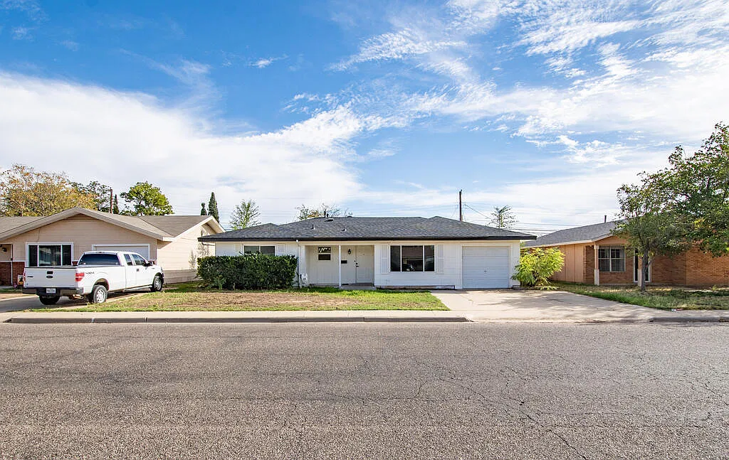 3 bed, 2.0 bath, 2116 sqft, $2,200 — Photo 2