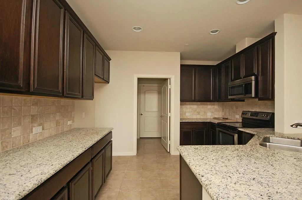 3 bed, 2.5 bath, 1569 sqft, $2,500 — Photo 2