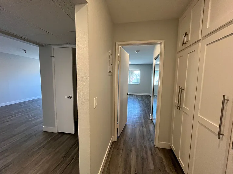 110 S Sweetzer Ave — Photo 54