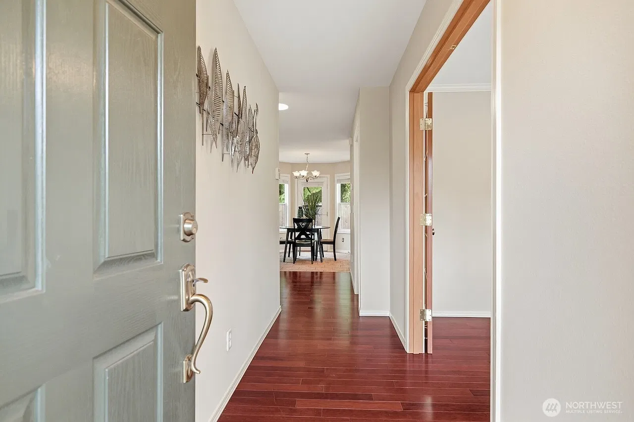 5 bed, 1970 sqft, $3,700 — Photo 2