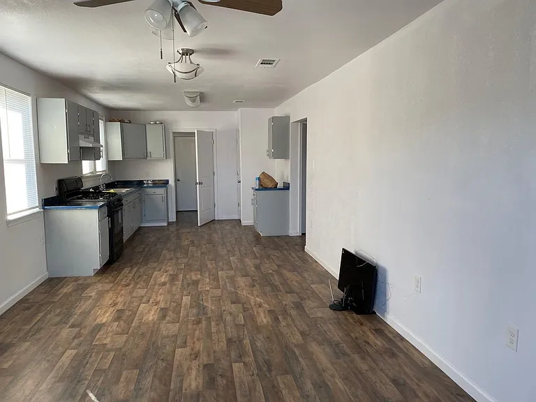 521 Avenue G — Photo 4