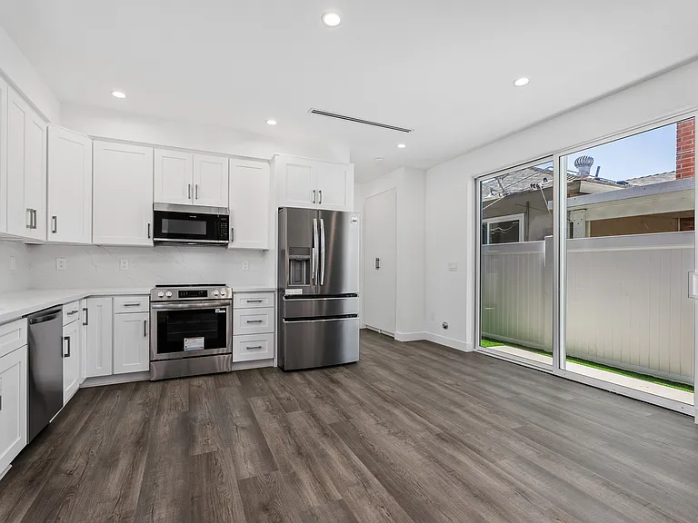 1325 W Ash Ave #B — Photo 5