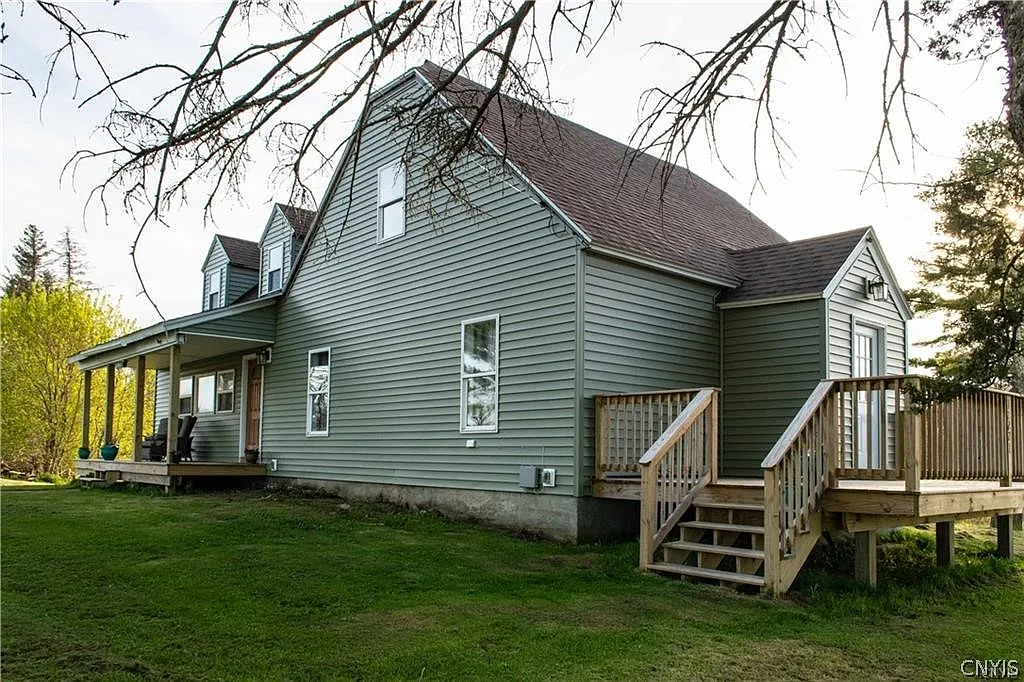 3 bed, 1.0 bath, 2025 sqft, $1,950 — Photo 1