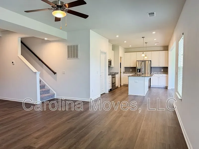 3 bed, 2.5 bath, 2199 sqft, $2,249 — Photo 4