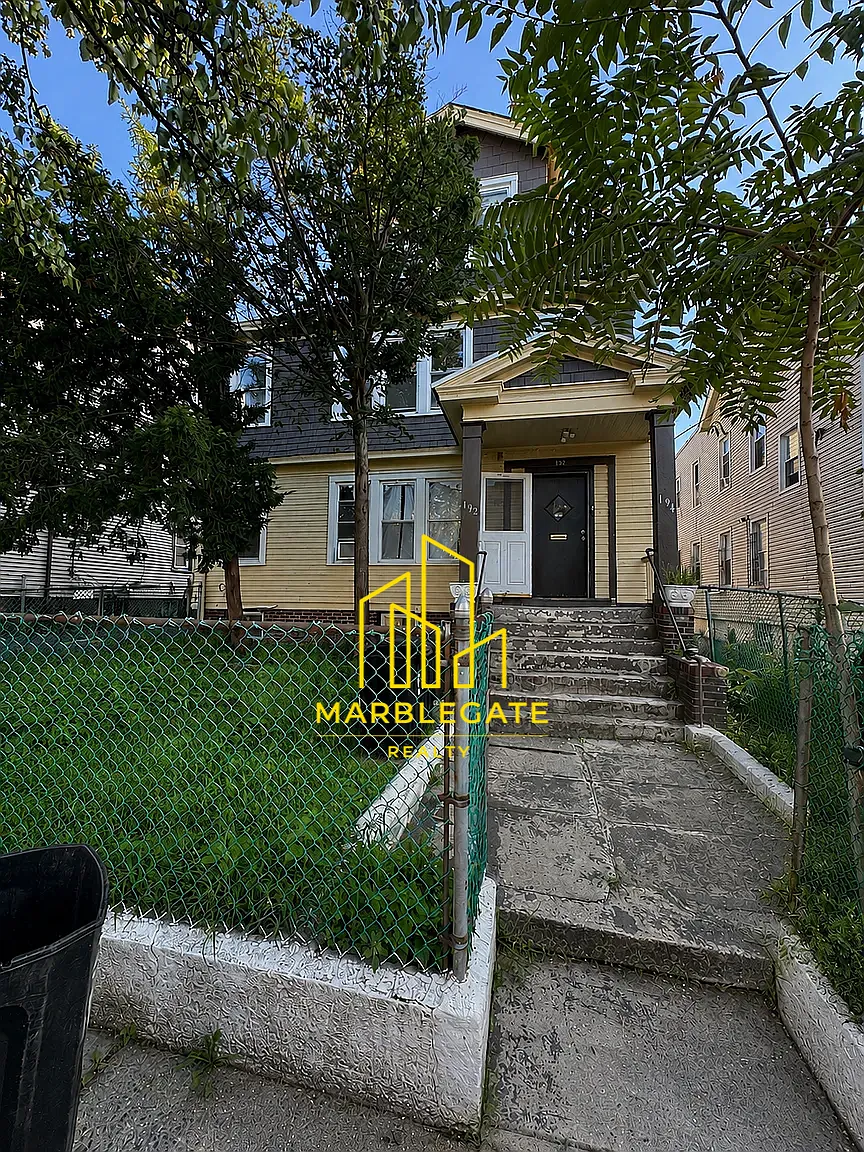 4 bed, $2,550 — Photo 1