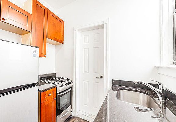 3rd image of 172 Thompson St APT 2