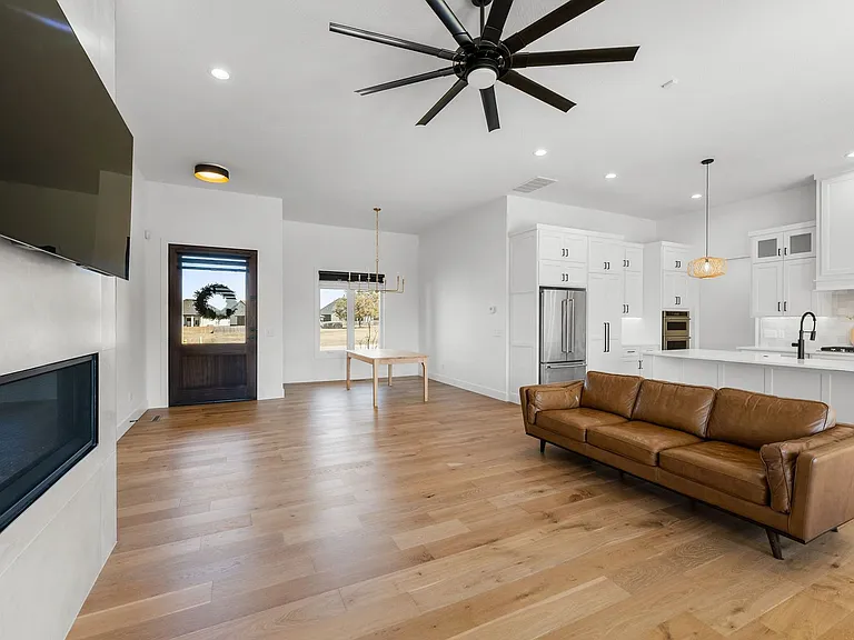 4464 E Lancaster Way — Photo 8