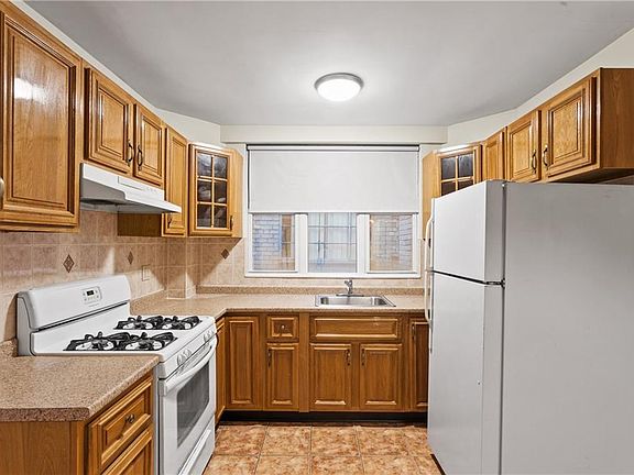 5th image of 930 E 96th St
