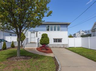 510 Granada Pkwy, Lindenhurst, NY 11757