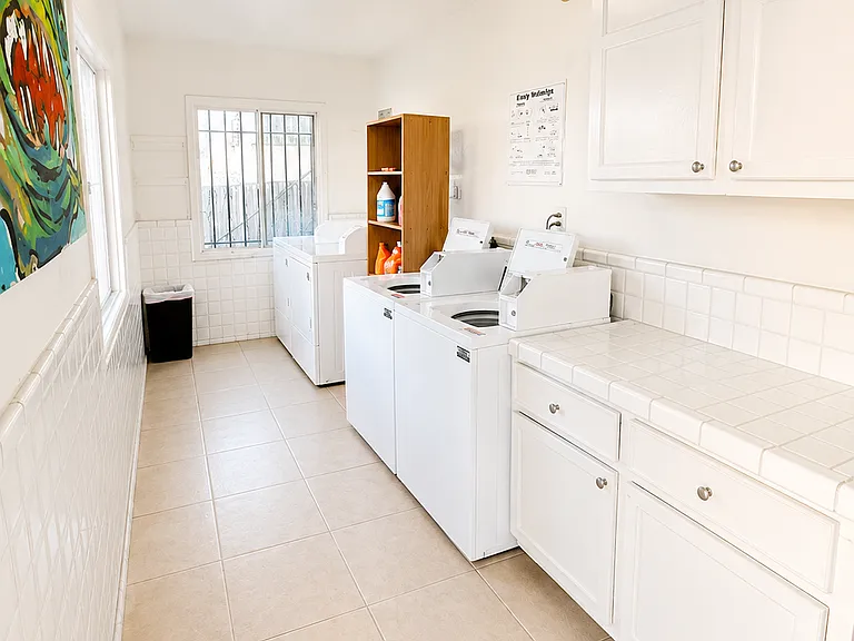 1740 N Kingsley Dr #18 — Photo 4