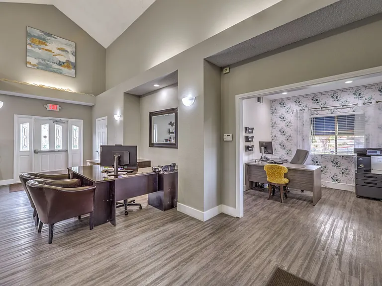 Silver Stream Apartments — Photo 16