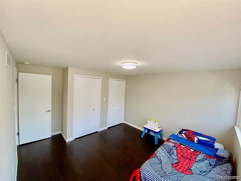 4077 Lincoln Dr — Photo 15
