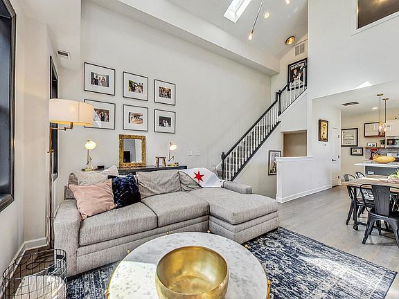 4th image of 1344 N Wolcott Ave #3