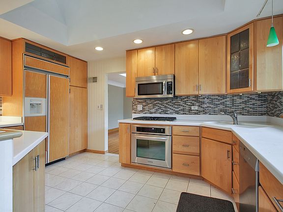 4th image of 744 Greenacres Ln