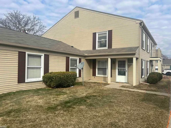 3023 Maplewood Ct, Lake Orion, MI 48360