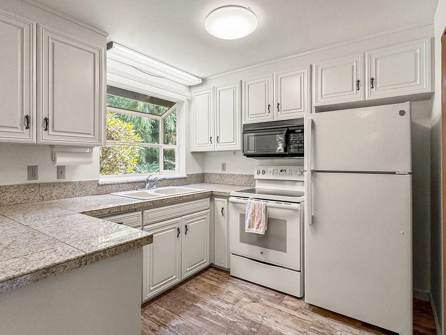 4 bed, 1.5 bath, 1200 sqft, $2,950 — Photo 4