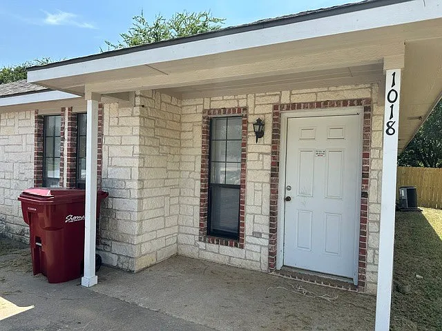 1018 N Brents Ave — Photo 1