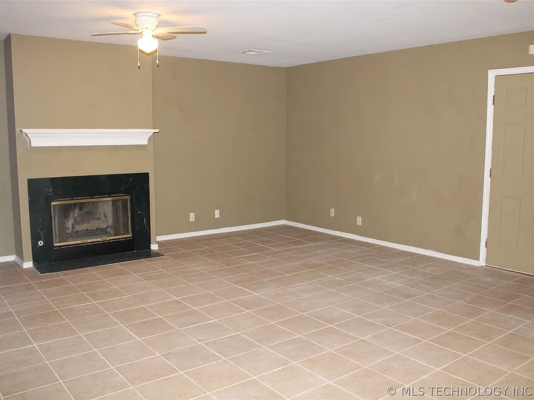 6657 S Utica Pl — Photo 2
