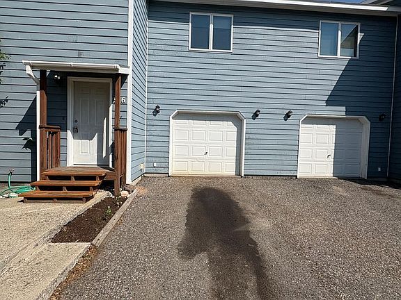 2nd image of 916 Montana St #916
