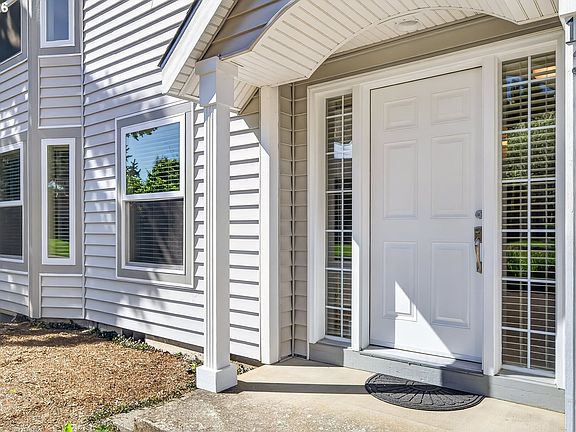 4th image of 1335 SW Russ Ln