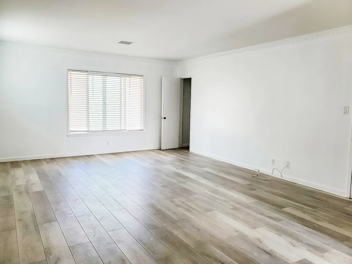 Building Photo - 1125 S Cochran Ave #6