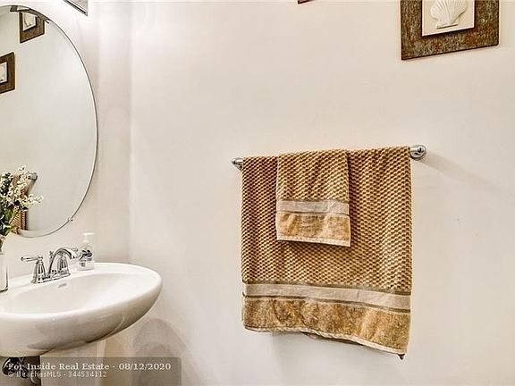 4th image of 373 NE 47th Pl #373