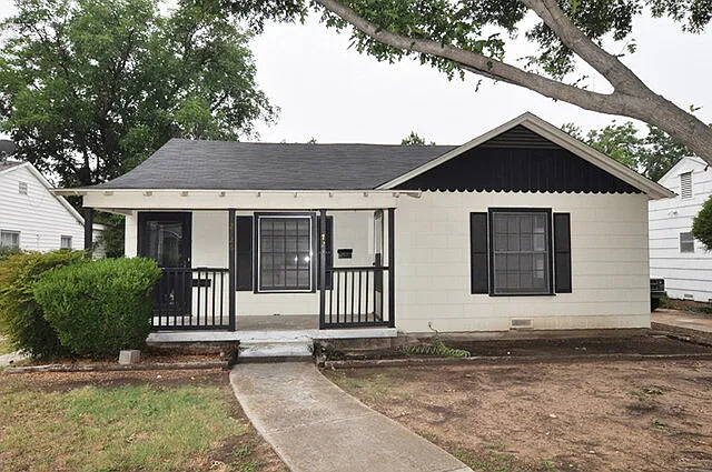 2726 Wayside Ave — Photo 1