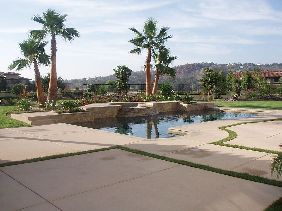 Saltwater pool w/waterfall spa