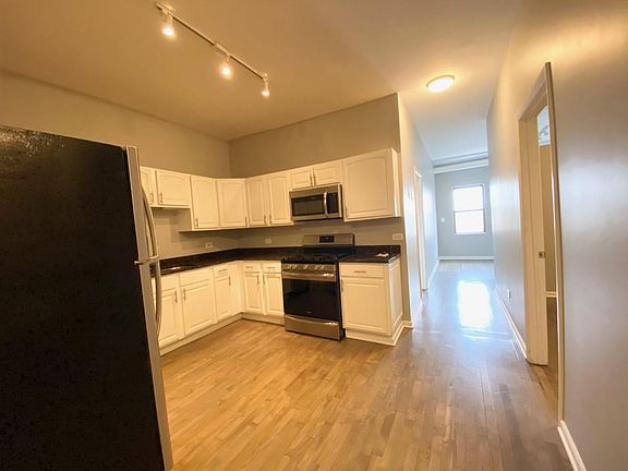 3rd image of 1431 N Milwaukee Ave #403