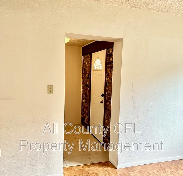 718 Buckminster Cir — Photo 2
